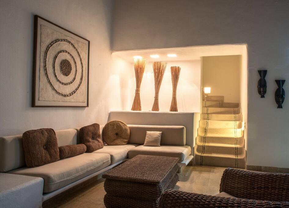 Sala que también tiene vista a la bahía.
