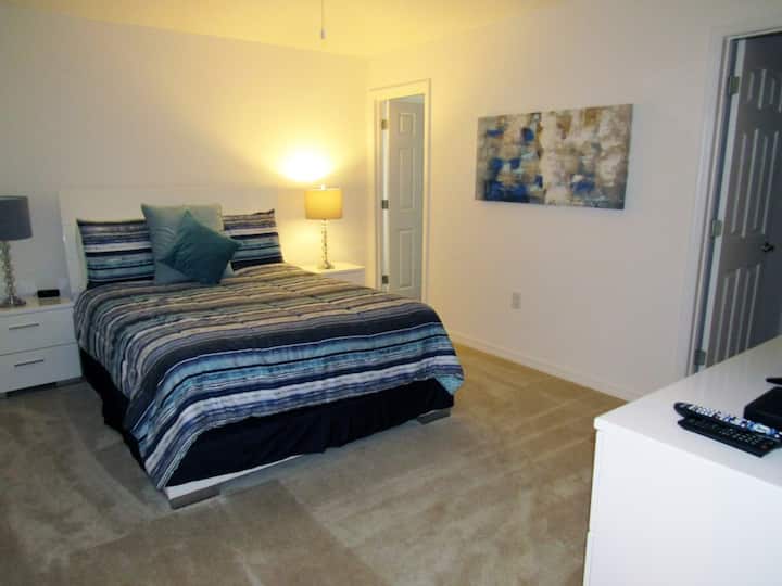 Dormitorio principal con acceso a la piscina desde el baño, así como a la terraza de la piscina.