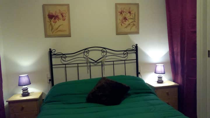 ห้องนอนใหญ่พร้อมตู้เสื้อผ้าบิวท์อินทีวีและระเบียง