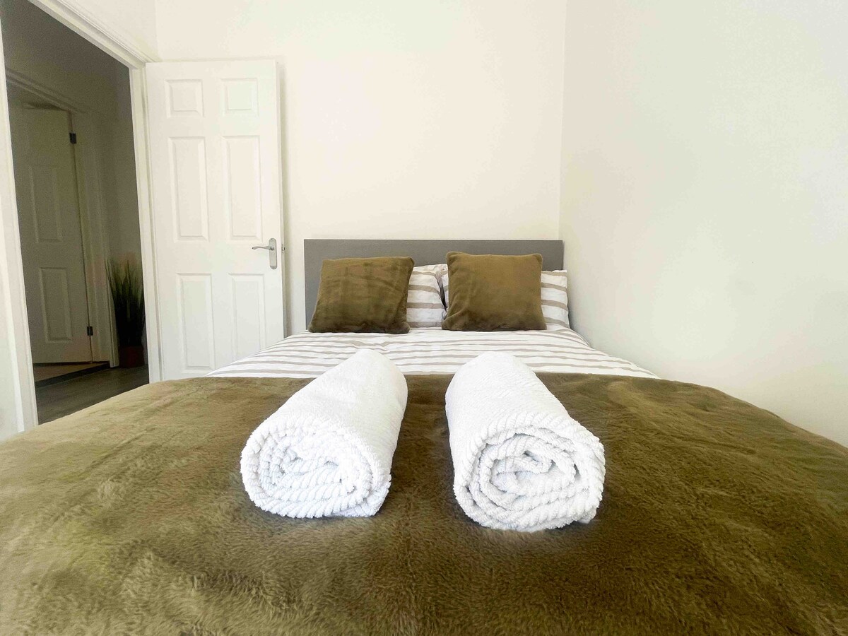 Уютно двойно легло, спретнато, с подредена върху него сгъната кърпа, която добавя усещане за комфорт и готовност за гостите.