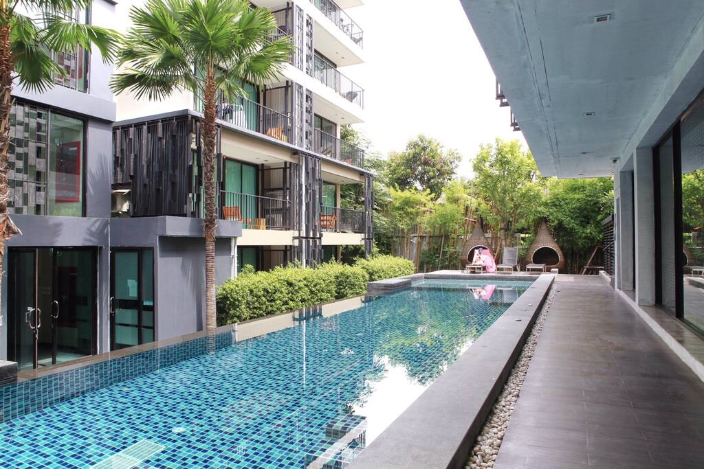 Swimmimg pool with jacuzzi to retreat yourself from the warm day outside.