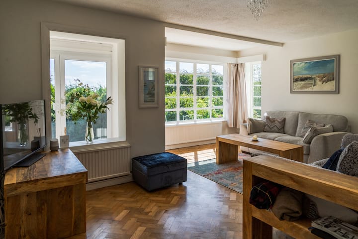 Comfy Tenby Town House With Ocean Views & Parking - Tenby