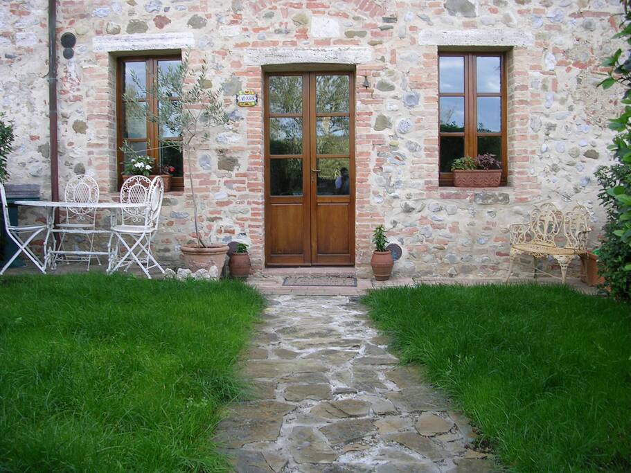 Ingresso autonomo all'appartamento con giardino.