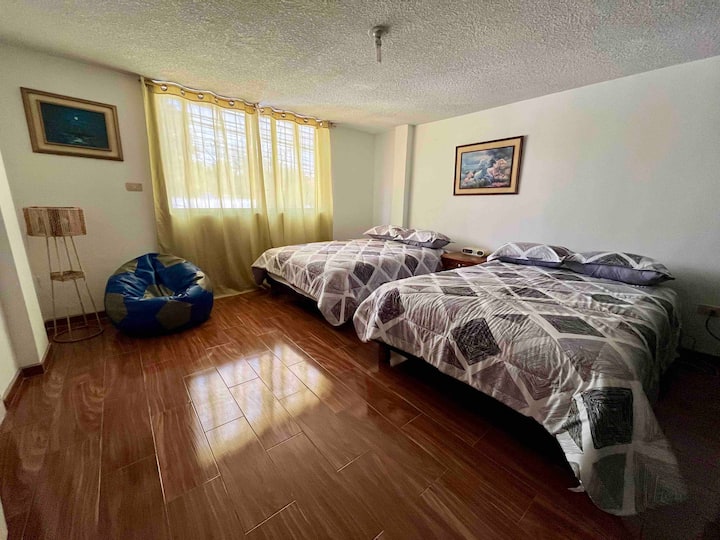 غرفة بسريرين لشخصين وحمام خاص.