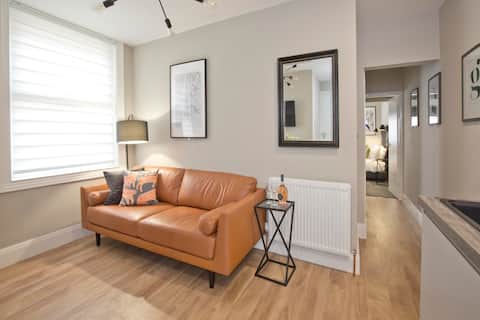 2 Bedroom, 2 Bathroom Lux Apartment Free Parking