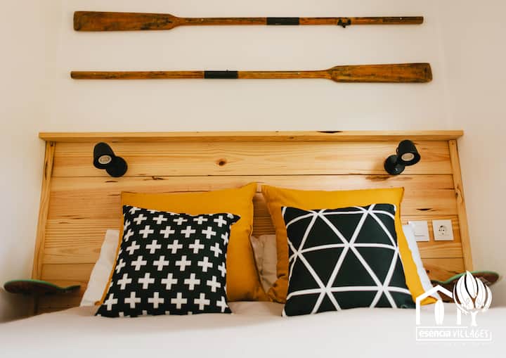 ห้องนอนคู่ที่มีบรรยากาศของกะลาสี