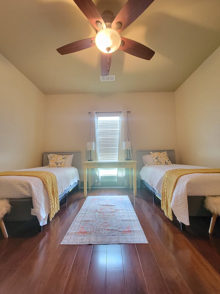 Spavaća soba 3 ima dva odvojena kreveta, a na raspolaganju je i igraonica.  