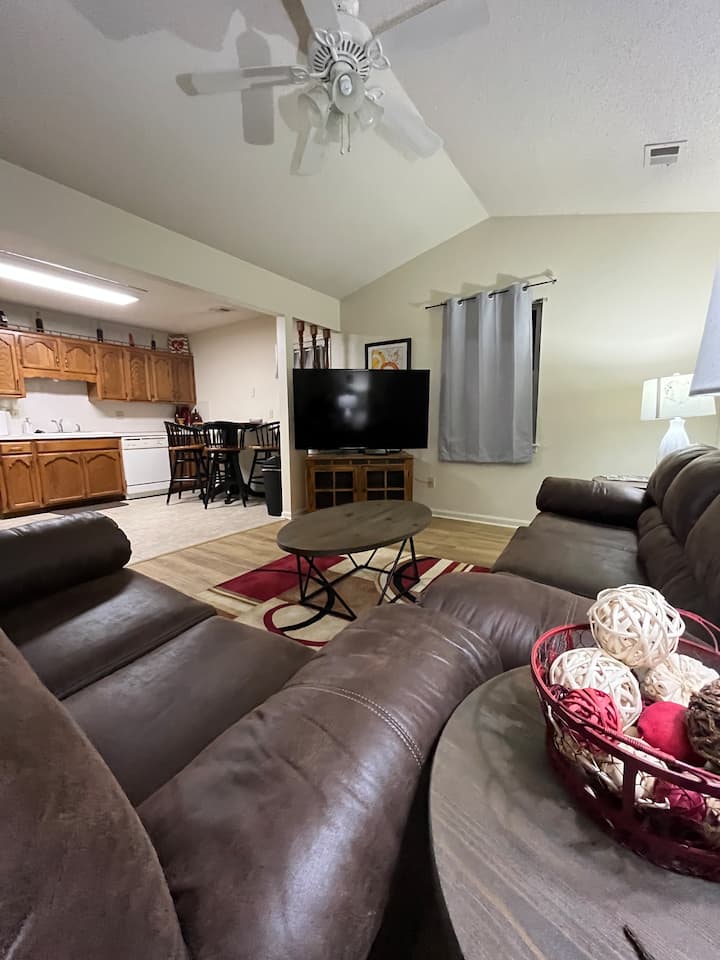 No Stairs, Comfy, Great Street, Walk To Amenities - Greenwood, MO