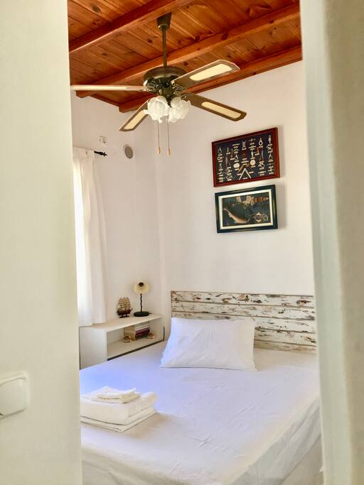 Inside the main bedroom| Το κυρίως υπνοδωμάτιο