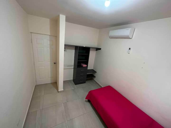 Habitación 3 con cama individual.