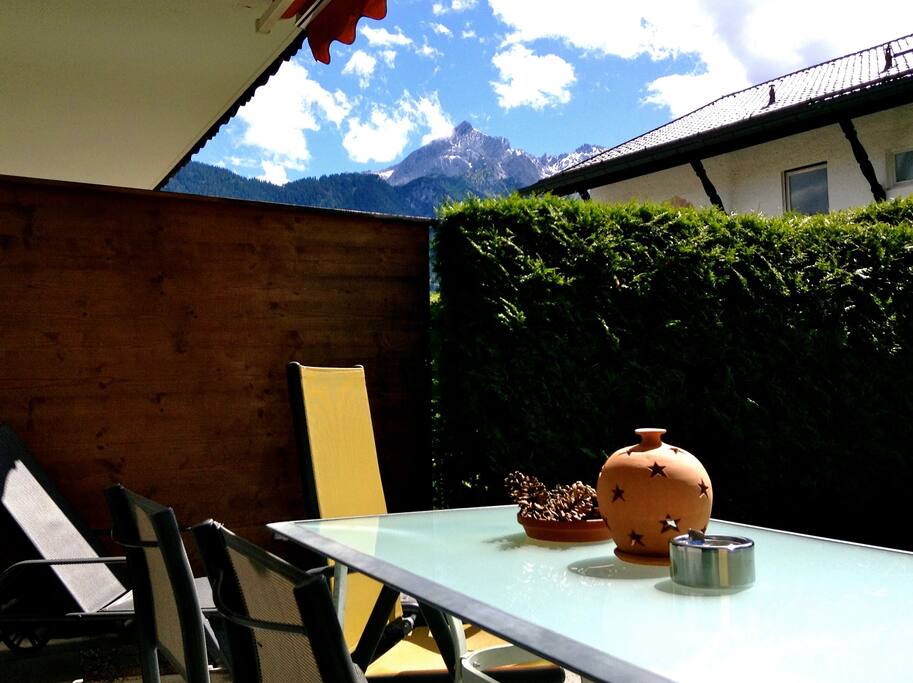 Blick von der Terrasse mit Abendsonne Richtung Alpspitze -
View from the terrace with evening sun direction Alpspitze
