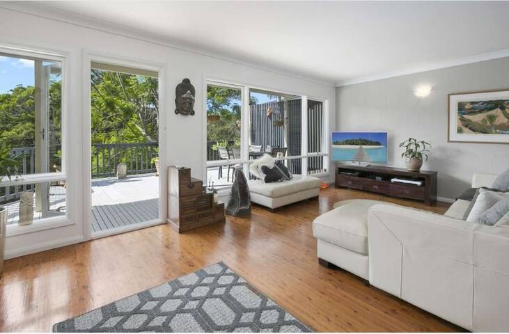 Entire Sundrenched Retreat Style Home with 9M Pool gallery image 3