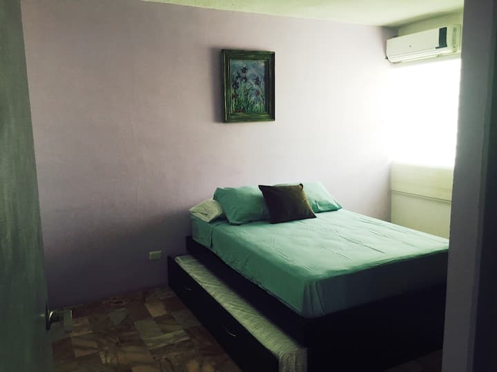 Chambre 2 Double lit double. Lit en bas mobile Air conditionné