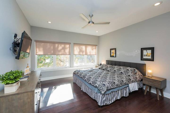NashNash – 2 Units. 4BR. 5BA. Rooftop/Balconies! gallery image 4
