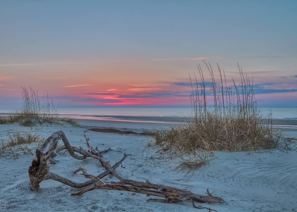 Beautiful sunrises over the ocean.