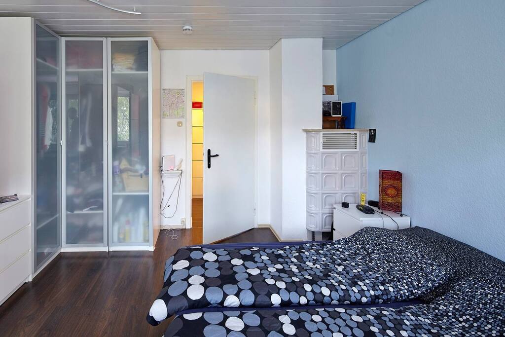 großes Schlafzimmer mit Schrank