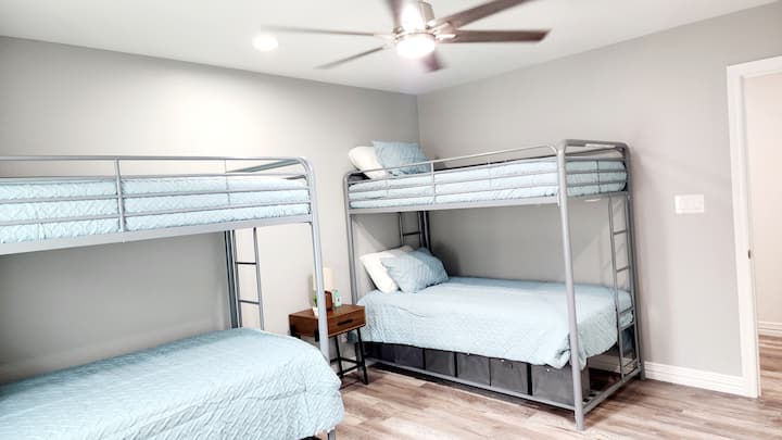 تتسع غرفة الضيوف الأولى لأربعة أشخاص.  أسرّة بطابقين في الأعلى والأسفل.  خزانة واسعة مع قطع مبنية لتنظيم الملابس.   