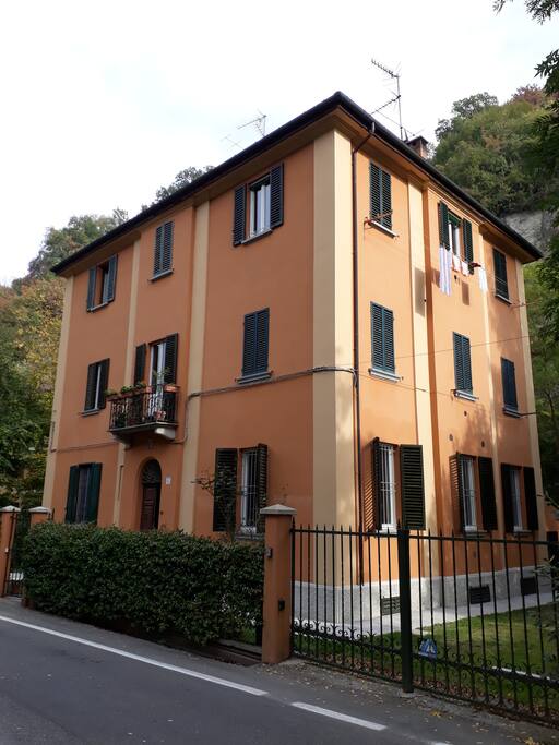 Esterno (fronte di Casa Roncrio)