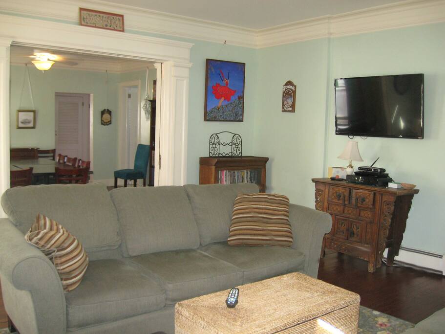Living room has 47" HD smart TV with Netflix