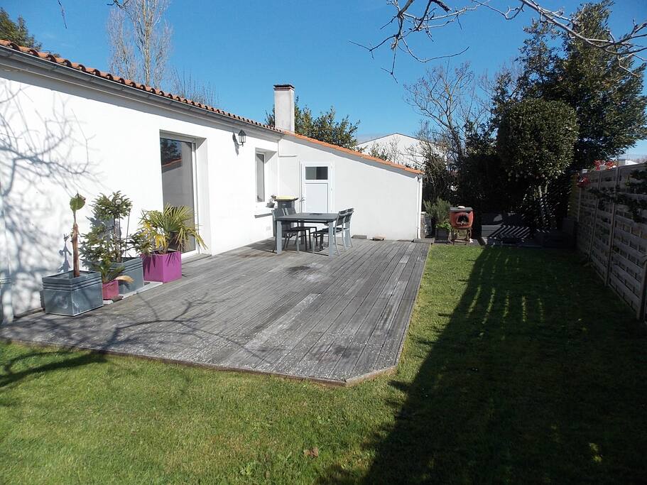 une grande terrase bien exposée