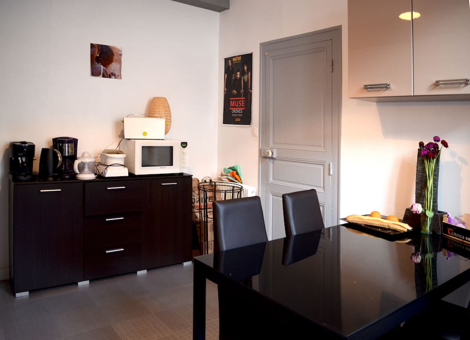 Cuisine
On partage la cuisine! Le frigo garde même une étagère libre pour les visiteurs.
On laisse à disposition du vinaigre, de l'huile, sel, poivre.
Tous les ustensiles, les cafetières, le micro-onde (etc.) sont aussi à disposition.