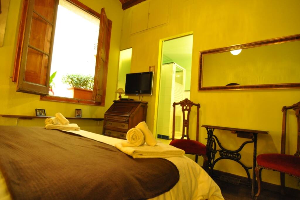 A comfortable room with all the amenities to enjoy a pleasant stay. Ensuite bathroom with Hidrojet shower, High speed WiFi, fridge, microwave in a beautiful building.