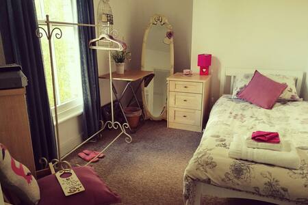 Cosy quiet room close to the city centre and river