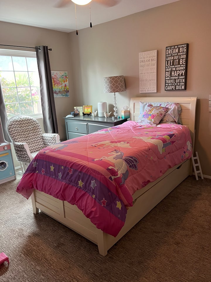 适合小孩的双人床。