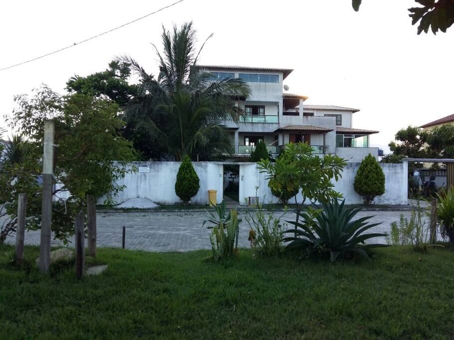 localizada em rua sem saída, possui amplo espaço na frente, com mirante para a praia