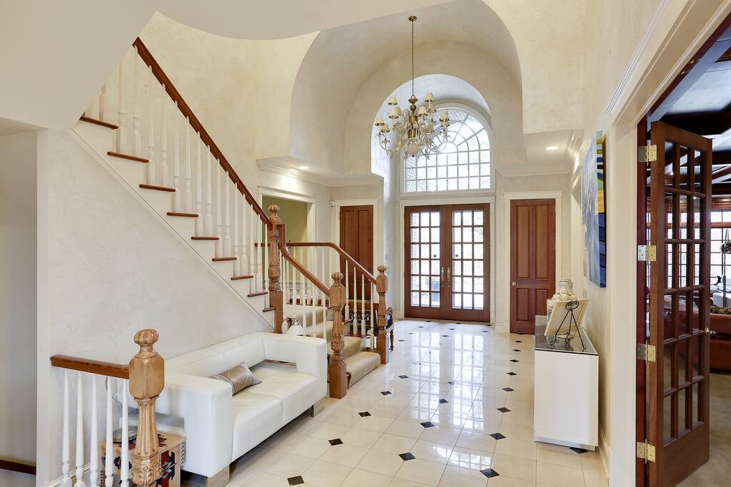 2-story foyer with marble floor, arched ceiling and palladium window.