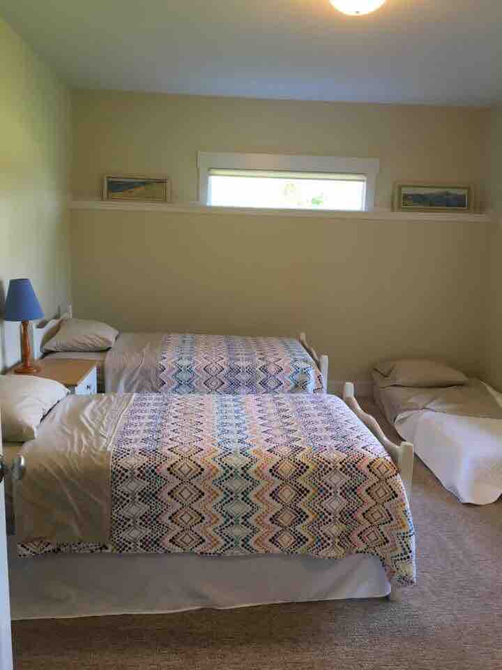 Долна спалня
2 единични легла и допълнителен матрак за две легла на пода