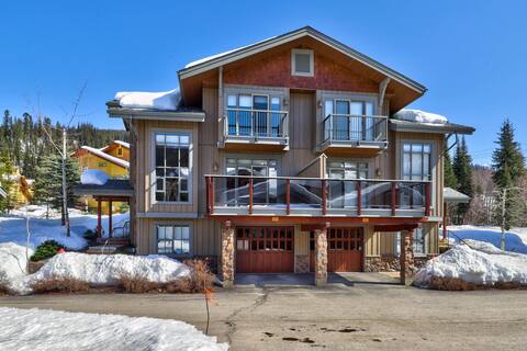 Gorgeous Ski In/Ski Out Townhome, Close to Village