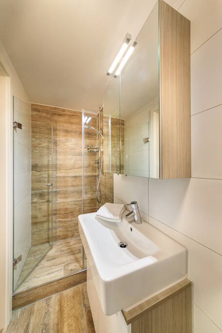 modernes Bad mit Dusche und WC