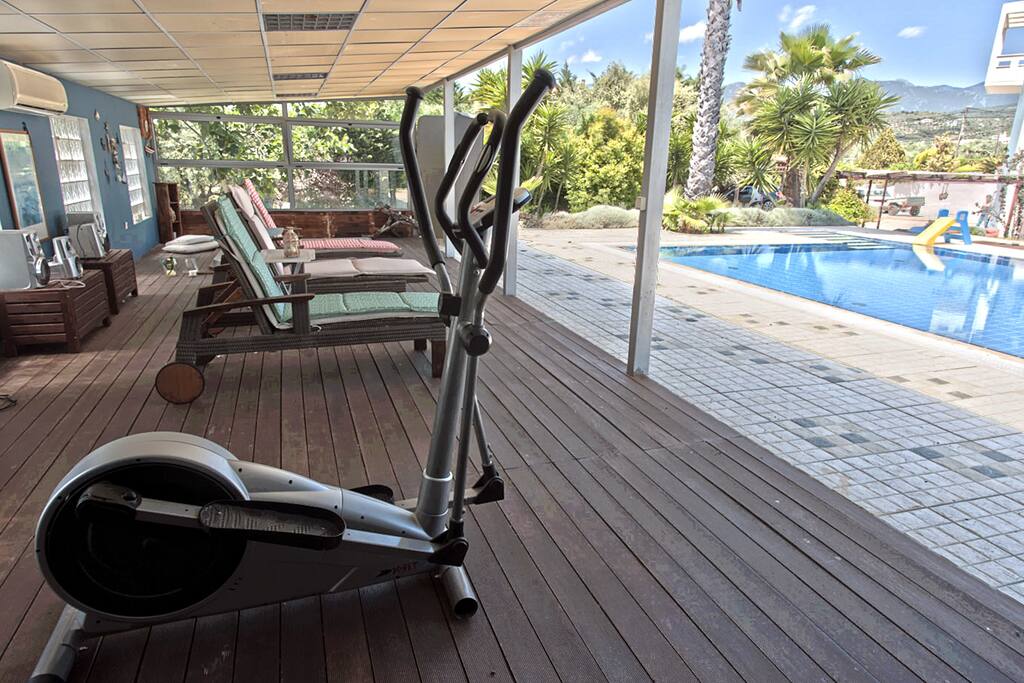 Relax in the shade next to the pool. there is a bath and a shower, a sound system and an exercise bicycle for those that wants to keep fit while on vacations