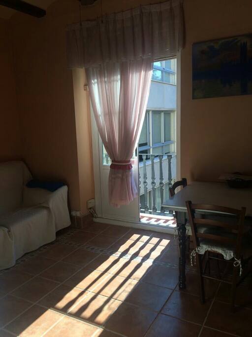 Salón con balcón a la plaza