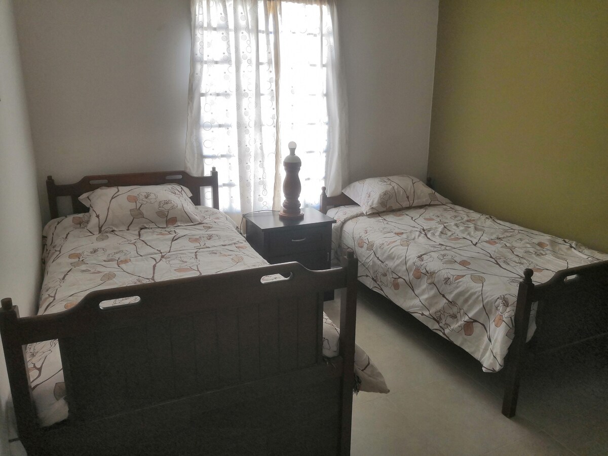 A bedroom with 2 bedrooms and a drawer. Closed and TV. (open) 