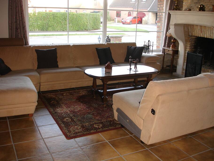 Zithoek met open haard, TV , DVD en muziekinstallatie