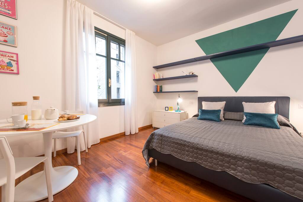 ENJOY: Suite super deluxe - first room with king size bed and living room corner