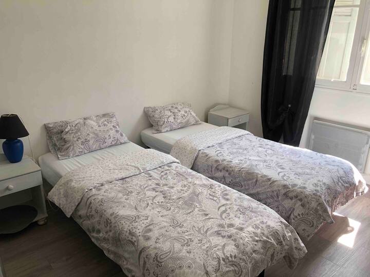 חדר שינה 2 מיטות יחיד 80 שניתן לחבר כ -160