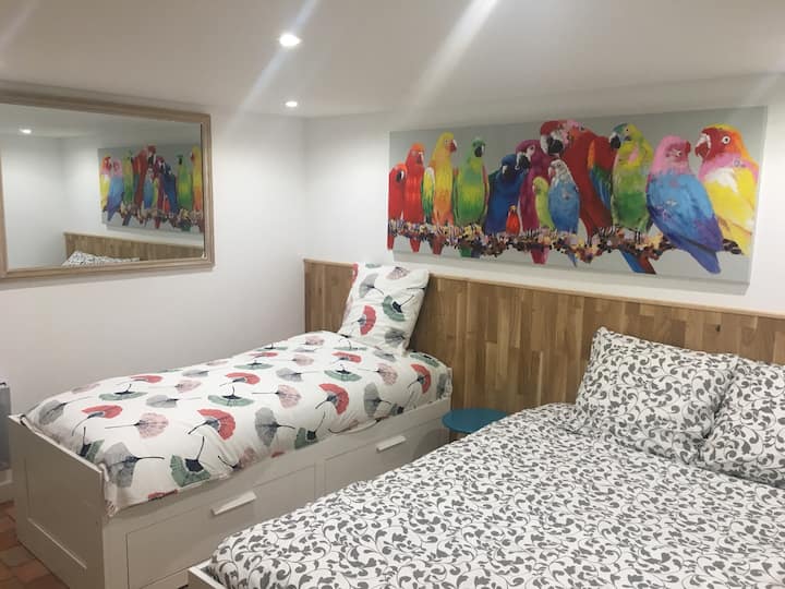 地下室的2号卧室、一张2米宽双人床和一张1米宽单人床，可展开变成双人床 