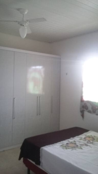Alem de muito arejado, o quarto em ventilador de teto.