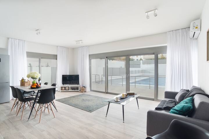 Poseidon Serenity Apt G- 10 mins from the beach (VOU300)