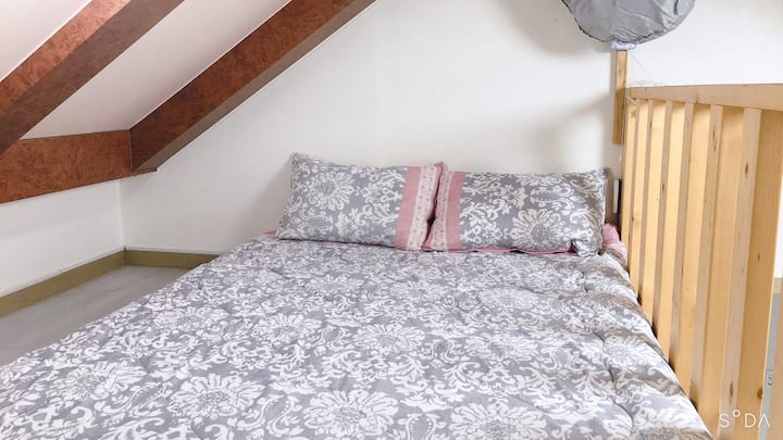 غرفة النوم المزدوجة المكونة من غرفة واحدة

يقع السرير في الطابق الثاني مع درج.
(لا توجد إقامات لمدة 10 سنوات أو☆ أصغر)

يجوز للمضيف رفض دخول الأطفال الذين تبلغ أعمارهم 10 سنوات أو أقل.في الوقت الحالي ، يتم رد المبلغ المدفوع
سيتم تكبد رسوم بنسبة 90 ٪.
لأسباب تتعلق بالسلامة ، يرجى عدم حجز الضيوف مع الأطفال.

☆ غرفة هاربانغ وغرفة الجدة هي غرف مع نفس الهيكل.

إذا كنت تتكشف أريكة غرفة المعيشة ، بل هو سرير أريكة التي يمكن أن تكون سرير واحد.