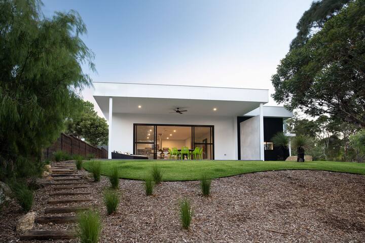 A 3 bedroom coastal abode located in Eagle Bay gallery image 3