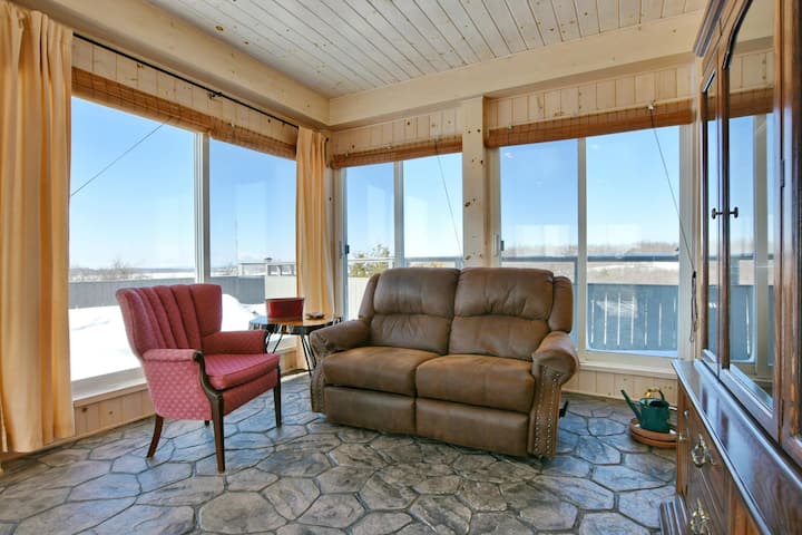 Კიდევ ერთი ხედი მზიან და კაშკაშა მზის ოთახზე, დიდ ტერასაზე ბარბექიუს თანხლებით. Გამოწიეთ გასაშლელი დივანი Queen ‑ ის ზომით.