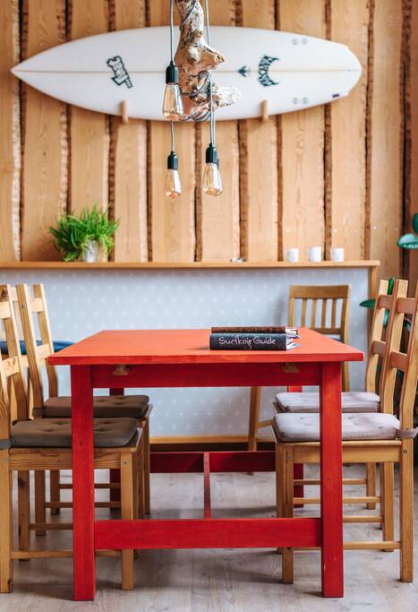 Hier könnt ihr entspannt essen, spielen, quasseln oder arbeiten (wenn es sein muss ;-) Der Tresen wird nachts zum Bett...
