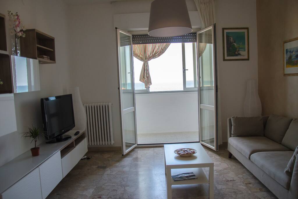 Veranda con sfondo il mare.