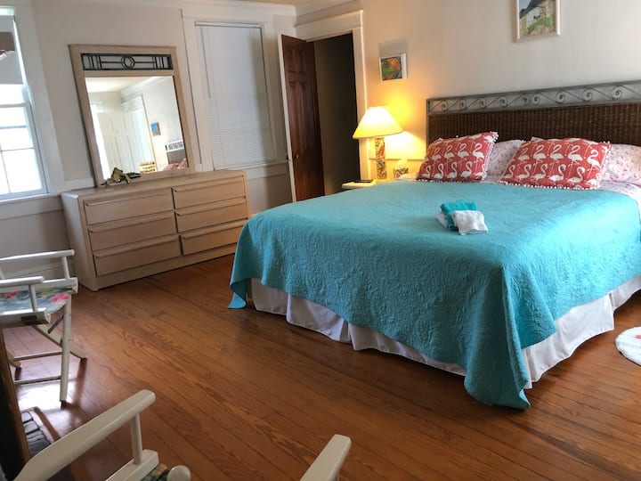 غرفة نوم في الطابق العلوي بنصف حمام