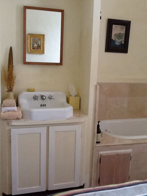 Tub and sink in North guest room