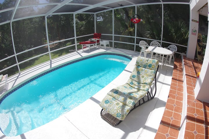 Gulf Getaway, pool, hot tub & kayak to the beach